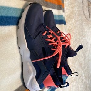 Navy blue and hot pink huaraches!!